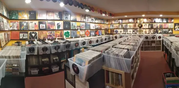 Record Store: Duża Czarna = skup płyt winylowych, skup kaset magnetofonowych, skup VHS, skup płyt CD, DVD, Blu Ray, skup GIER PS, xbox