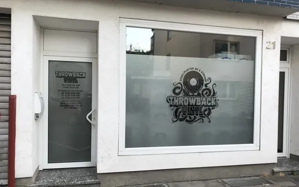 Record Store: Throwback Vinyl Schallplatten An-und Verkauf