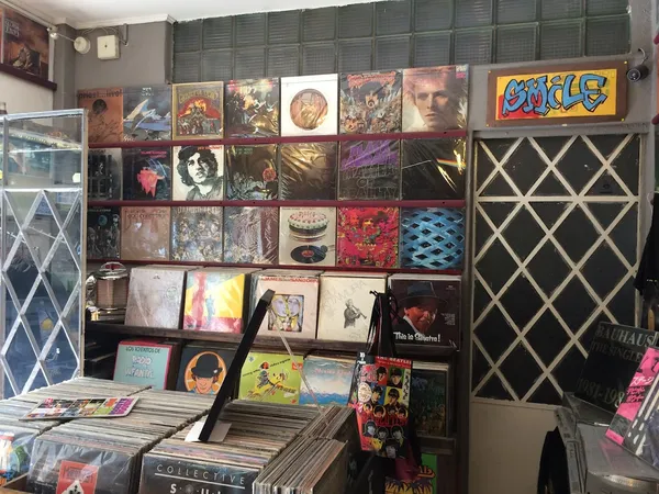 Record store thumbnail: Vinilos Retrovisor