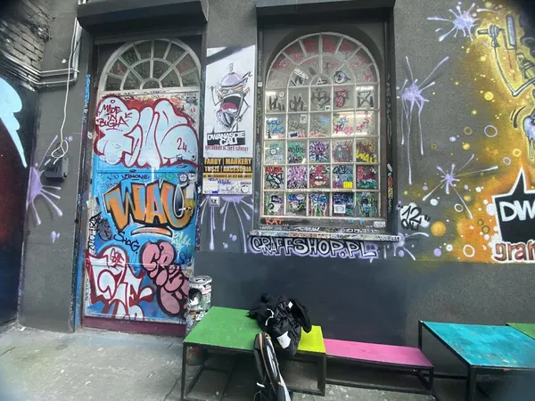 Record Store: 12 Cali / graffshop.pl