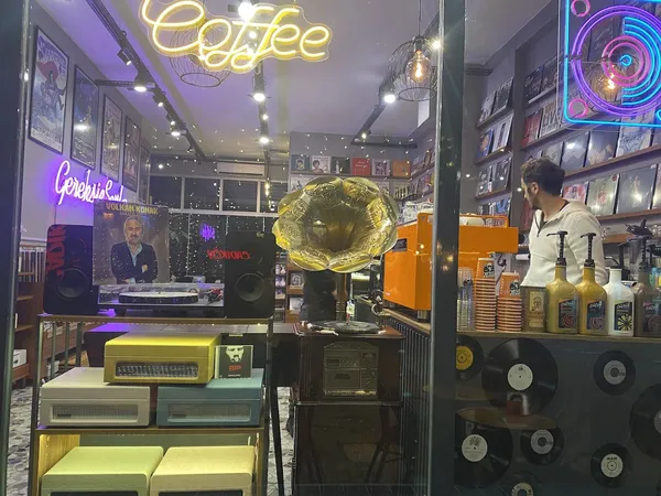 Record store thumbnail: Gereksiz Şeyler Plak & Cafe