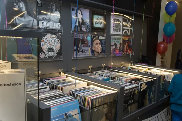 Record Store: МASCOMSTORE UŠĆE, prodavnica diskova i gramofonskih ploča.