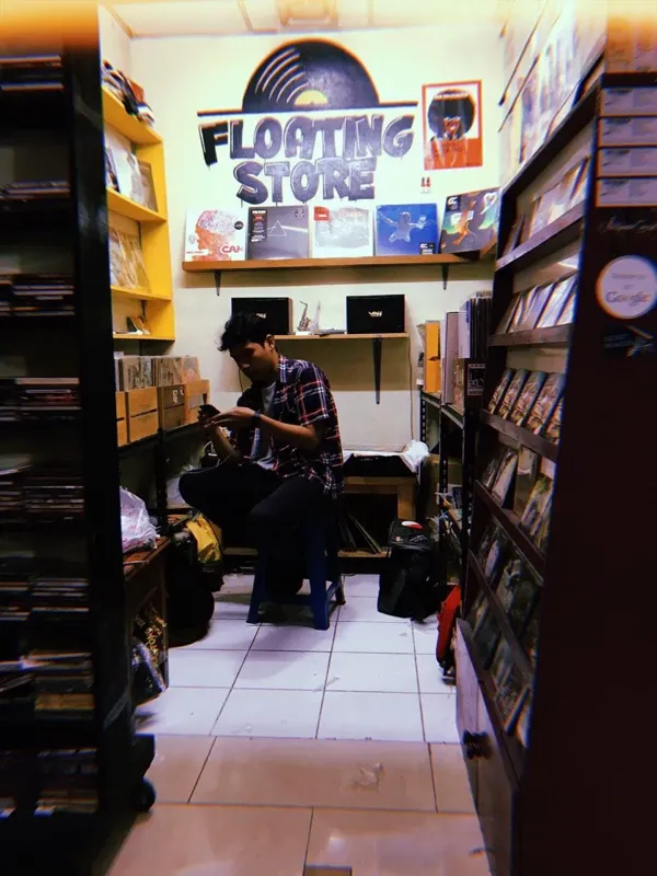 Record store thumbnail: Floating store Record