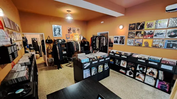 Record store thumbnail: DiscoModa - Record&Fashion