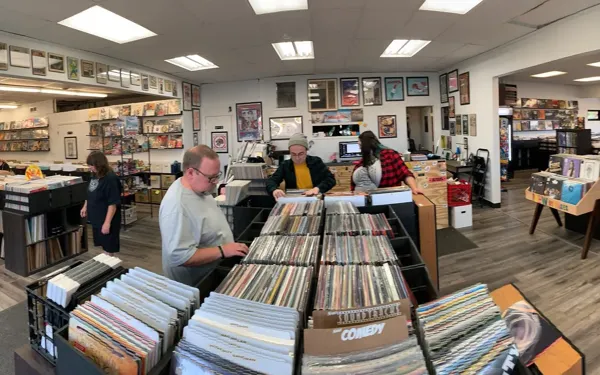 Record store thumbnail: Revolver Records