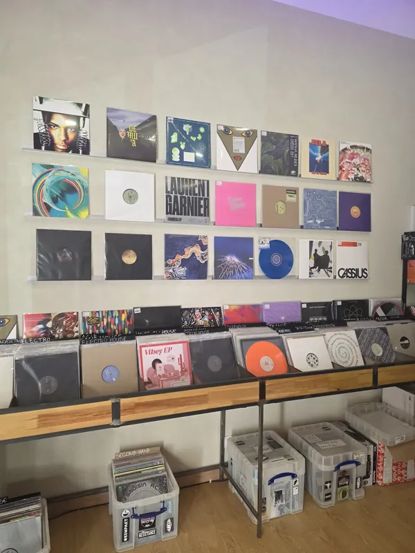 Record store thumbnail: GrooveLab Records