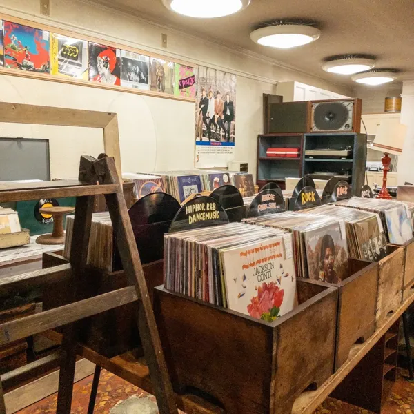 Record store thumbnail: 六可レコード