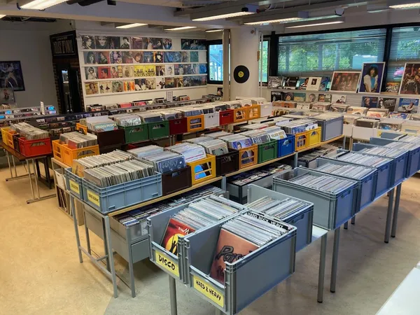 Record Store: Vinyl Music - Lauttasaaren levykauppa