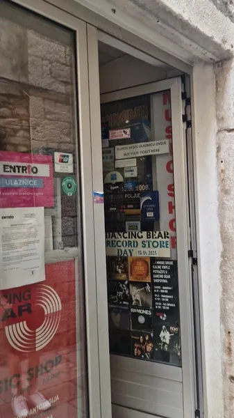 Record Store: Dancing Bear