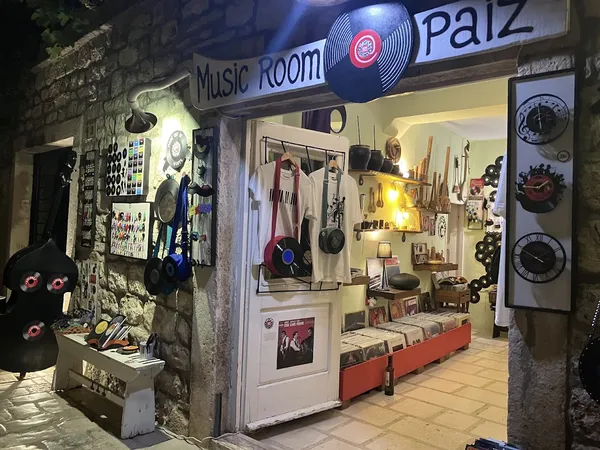 Record Store: Music Room Paiz