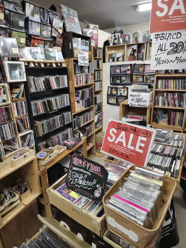 Record store thumbnail: MAMIGON 中古レコードと古着 バンドtシャツ