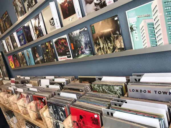 Record store thumbnail: De Groeverij - Platenzaak, Koffiebar & Podium Houten