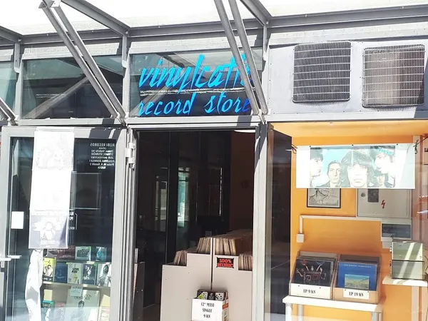 Record Store: Vinylcaffe Record Store