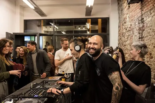 Record Store: WARRECORDS