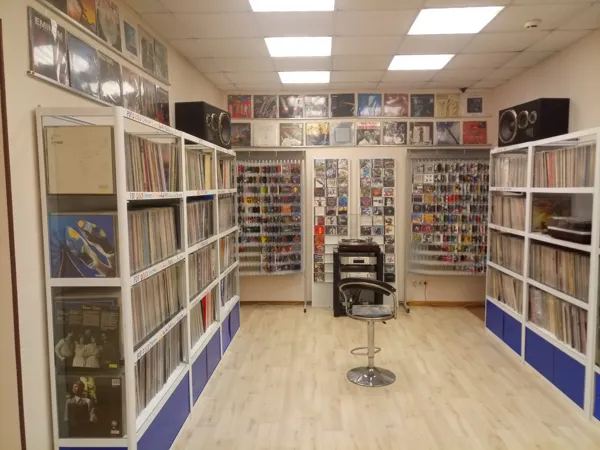 Record Store: VINYL PLAY