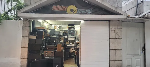 Record Store: Musica En Vinyl