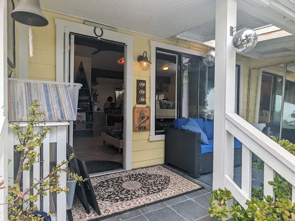 Record store thumbnail: Love Bus Records - The Vinyl Destination