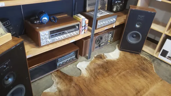 Record Store: Analog Record Shop