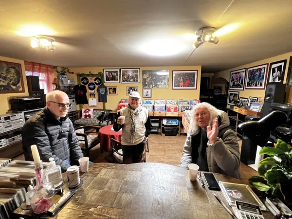 Record Store: Vinilkoks - Mūzikas telpa un galerija