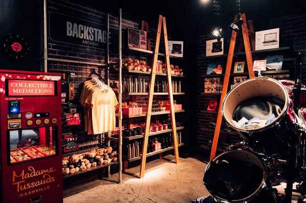 Record store thumbnail: Music & Merch