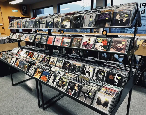 Record store thumbnail: Plötubúðin.is