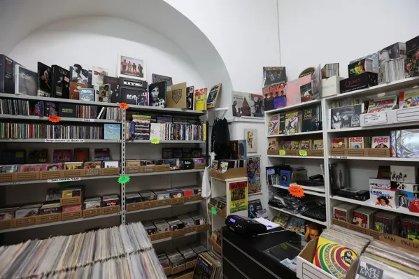 Record store thumbnail: Get Back - Dischi e Fumetti