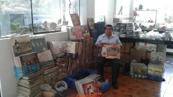 VINILOS GENESIS (Oscar Luis Porras Puquio)