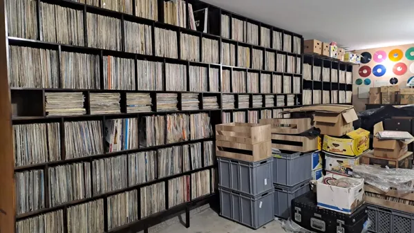 Record store thumbnail: Vinilos | Tocadiscos | Audífonos | El Surco Ecuador