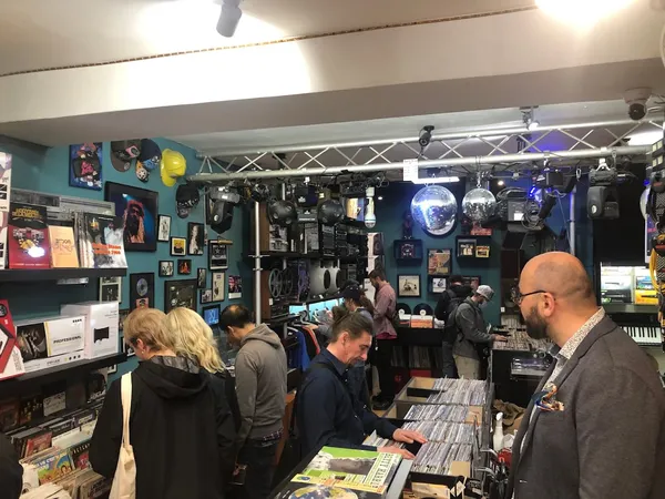 Record Store: Music Avenue