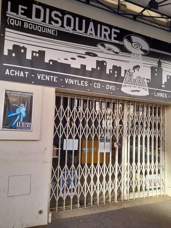 Record store thumbnail: Le Disquaire (qui bouquine)