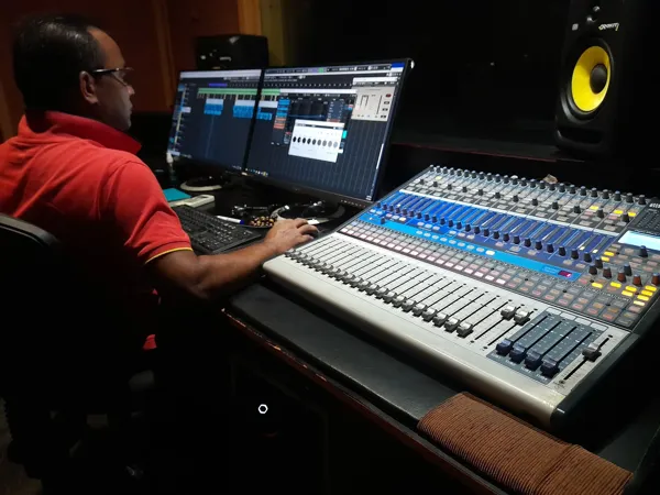 Record Store: Inwave Music Studio