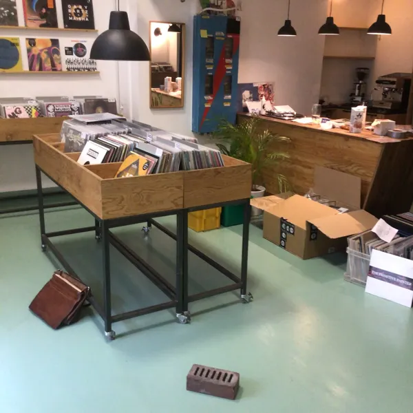 Record Store: Studio illegale