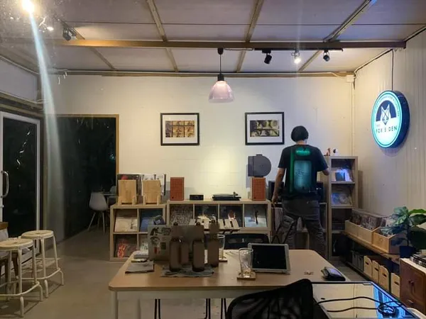 Record store thumbnail: The Fox's Den - Vinyl Records Experience Store