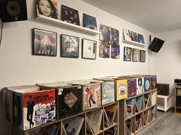 Record store thumbnail: En Vinyl Hi-Fi Shop
